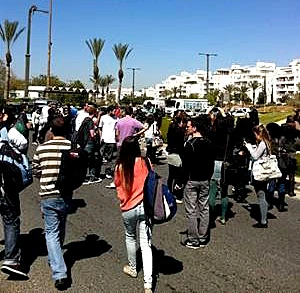 אנשים מחוץ למכללה למנהל בראשל