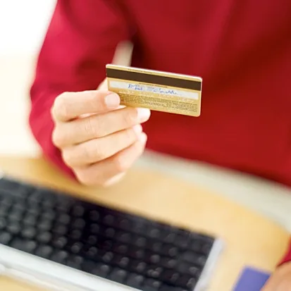 כרטיס אשראי ומקלדת