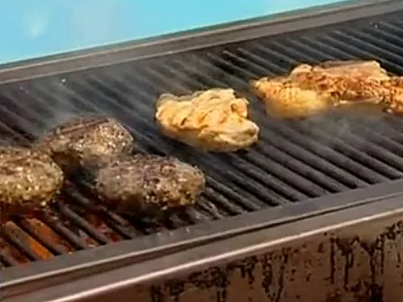 בשר על האש במנגל