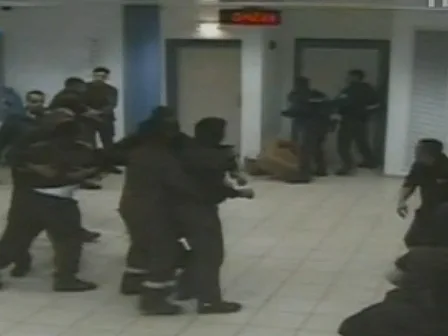 אסירים תוקפים סוהרים בכלא רמון (ארכיון)