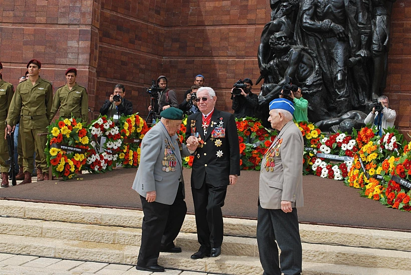 טקס הנחת זרים ביד ושם
