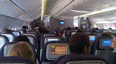 עשן יוצא מכנף המטוס