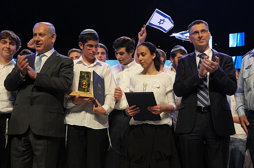 גדעון סער ובנימין נתניהו וזוכי חידון התנ