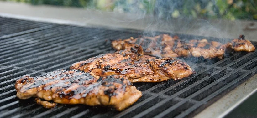 מתחם אוכלים טבעי מנה של פרגית שמרינדה שלא צריך הלשרות אלא רק למרוח על הפרגית ואז היא מאוד טעימה