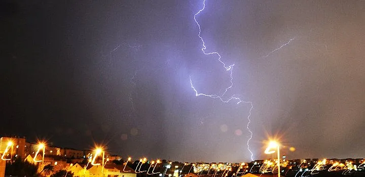 ברקים במעלה אדומים