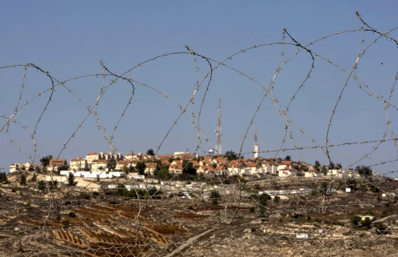 ההתנחלות פסגות מאחורי גדר תיל