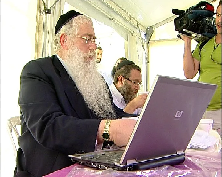 מאיר פרוש מקים לשכת מחאה מול כלא מעשיהו