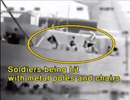 חיילי חייל הים מותקפים על סיפון המרמרה באנגלית