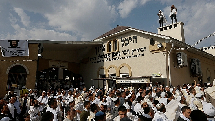 מתפללים באומן שבאוקראינה מול קברו של רבי נחמן מברסלב, רויטרס