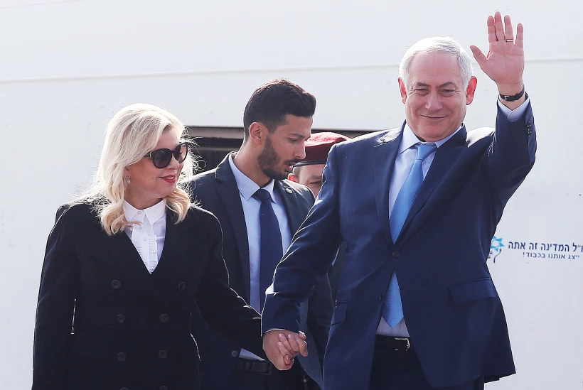 בנימין ושרה נתניהו בירידה מהמטוס בהודו