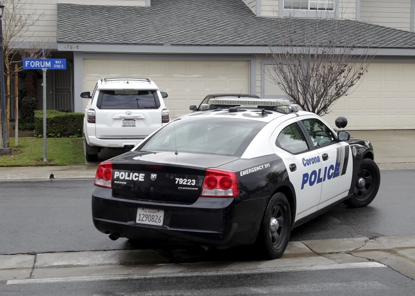 ניידת משטרה מחוץ לבית בארצות הברית