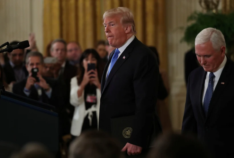 דונלד טראמפ ומייק פנס בבית הלבן