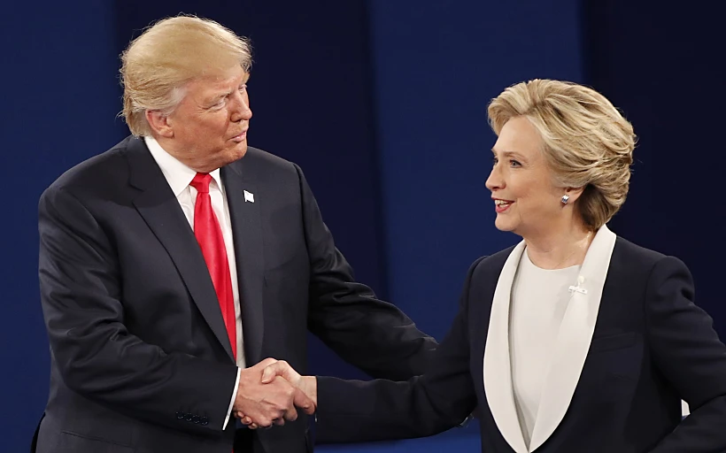 הילרי קלינטון ודונלד טראמפ לוחצים ידיים בסוף העימות השני ביניהם