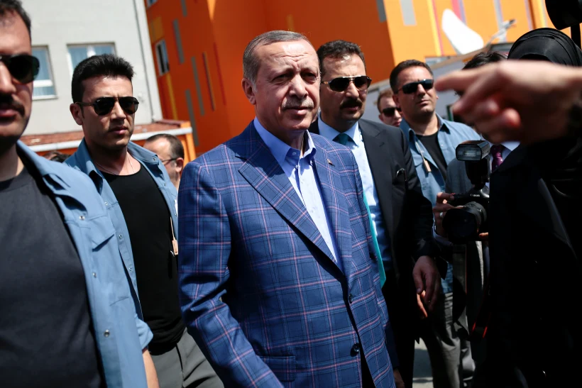 הנשיא הטורקי ארדואן לאחר שהצביע במשאל העם במדינה בקלפי באיסטנבול