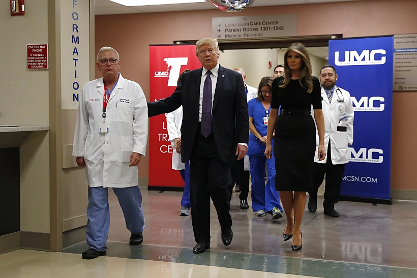 דונלד ומלניה טראמפ מבקרים בבית חולים בלאס וגאס