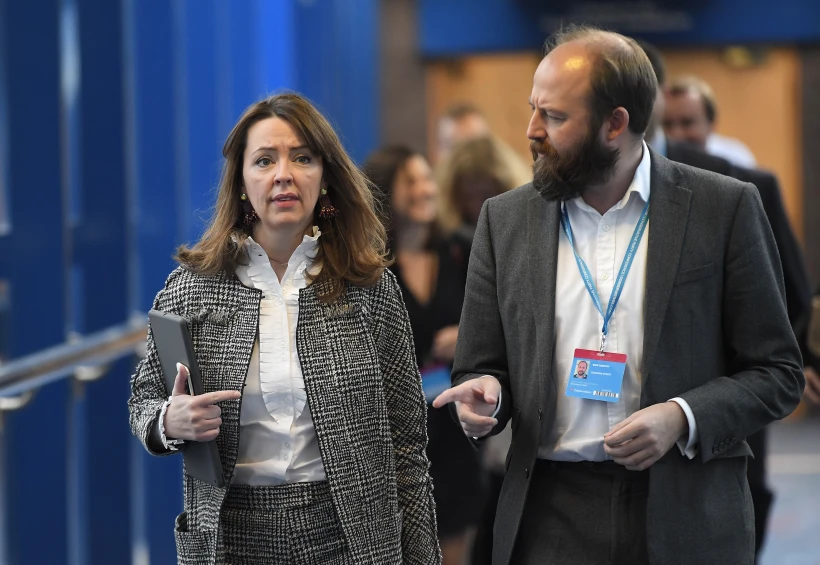 יועציה של מרקל ניק טימותי ופיונה היל