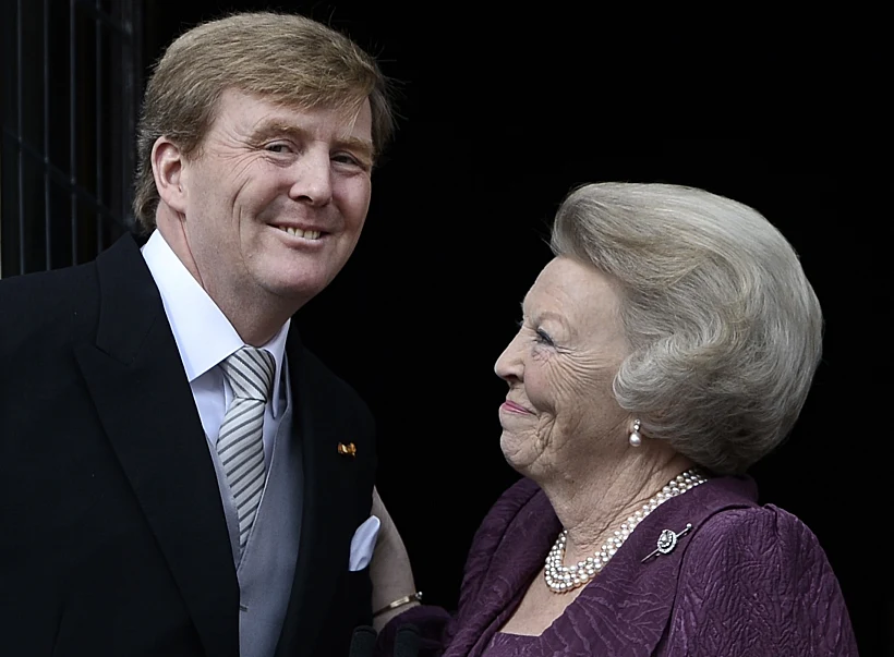 מלכת הולנד ביאטריקס מעבירה את הכתר לבנה ווילם-אלכסנדר