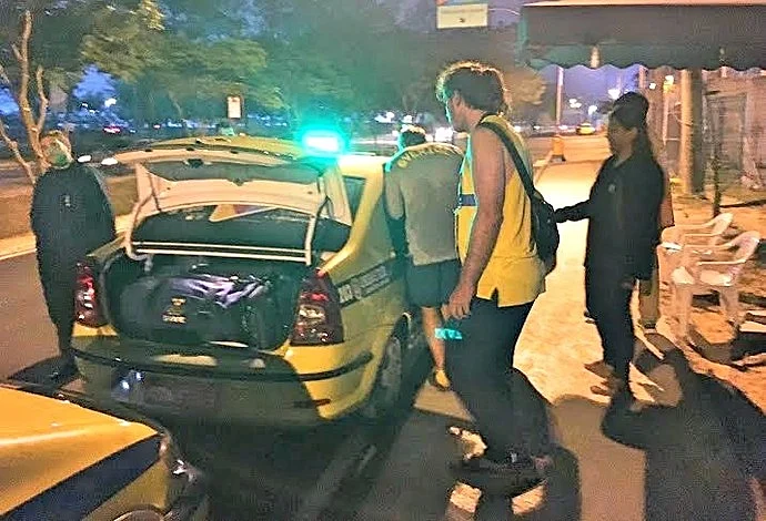 חברי המשלחת השבדית עוזבים את הכפר האולימפי בברזיל