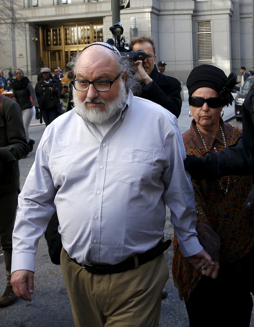 ג'ונתן פולארד ואשתו אסתר ליד בית משפט בניו יורק