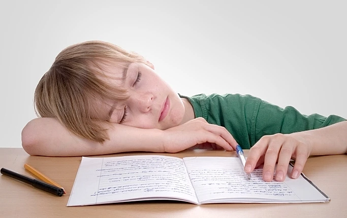 תלמיד/ה נרדם על המחברת
