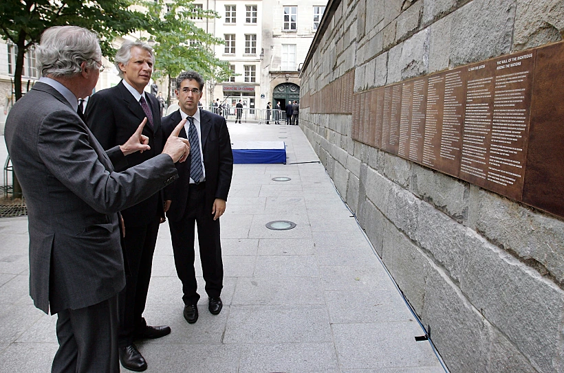 קיר שמנציח את שמותיהם של 2693 חסידי אומות עולם של צרפת.