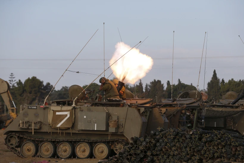 תותח של צה''ל יורה פגז לרצועה במבצע ''צוק איתן''