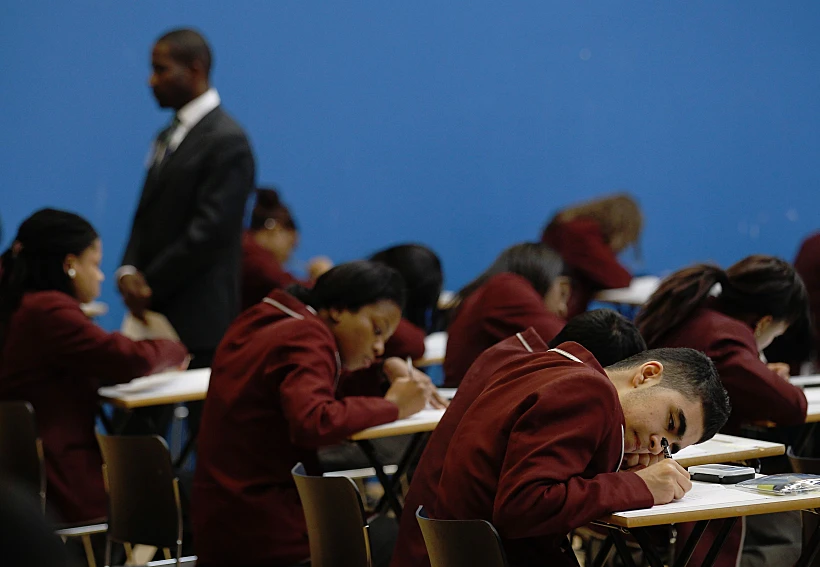 חתלמידים במבחן מתמטיקה בבריטניה