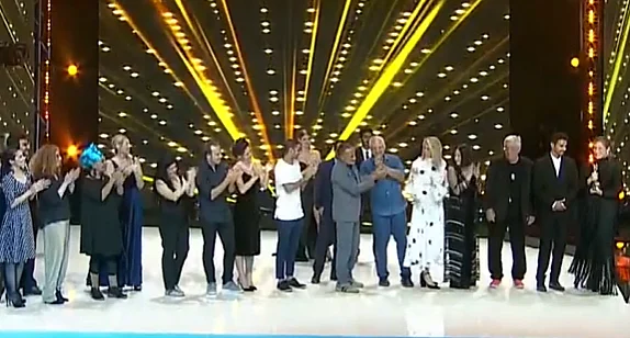 הצוות של ''ימים נוראים'' במעמד קבלת הפרס