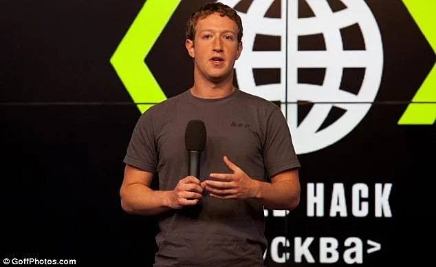 מארק בחולצה אפורה