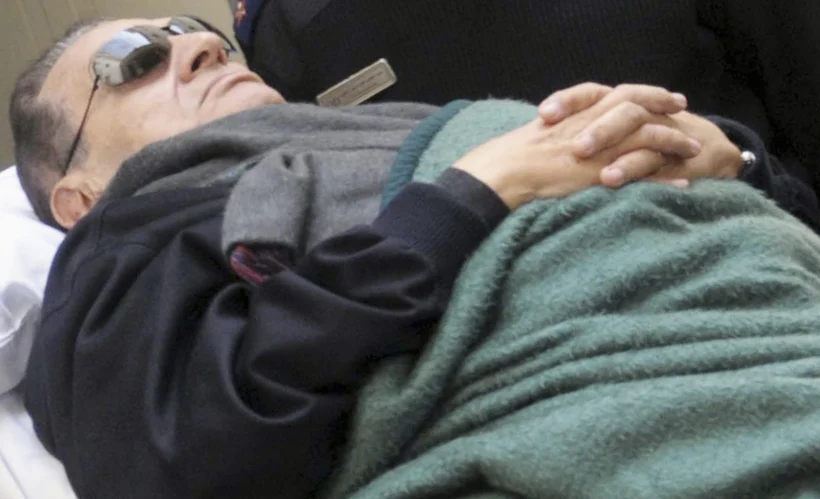 חוסני מובארכ מובל לבית המשפט בקהיר