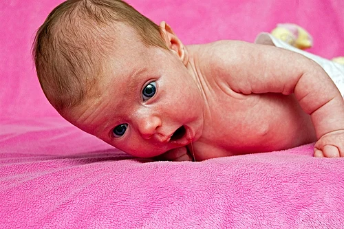 תינוקת על הבטן