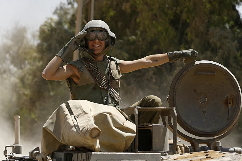 חייל שריון ישראלי מציץ מצריח טנק, ביציאה מרצועת עזה במבצע צוק איתן