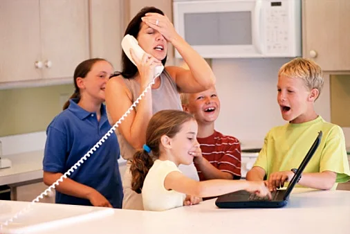 אמא קורסת תחת עומס הבלגן עם הילדים