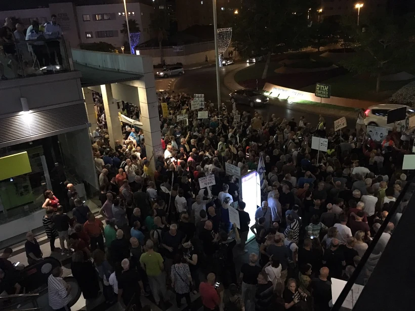 הפגנה בפתח תקווה במחאה על התנהלות היועץ המשפטי מנדלבליט, 2 בספטמבר