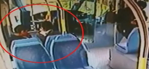 תיעוד פיגוע הדקירה שביצעו מחבלים בני 11 ו-14 ברכבת הקלה