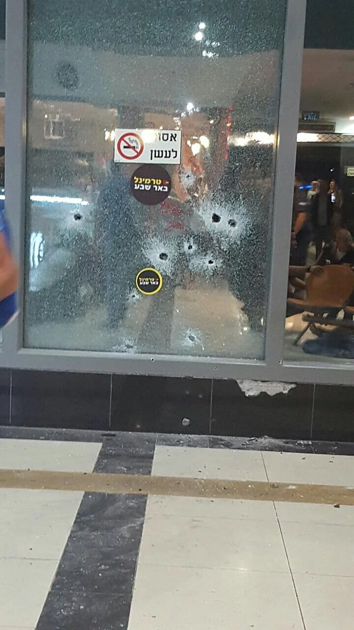 התחנה המרכזית בבאר שבע, בעת פיגוע ירי שאירע במקום