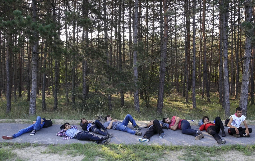 מהגרים שוכבים בצד הדרך בהונגריה
