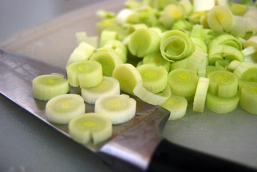 תבשיל אורז עם גזר, תירס, כרישה ושקדים