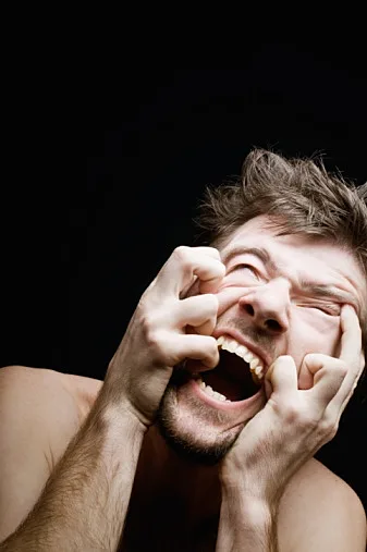 בחור סובל מכאב שיניים