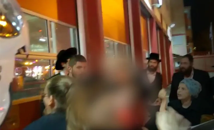 שוטרים עצרו ילדה שלא עברה במעבר חציה