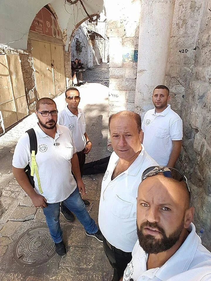 אנשי הוואקף מחוץ להר הבית