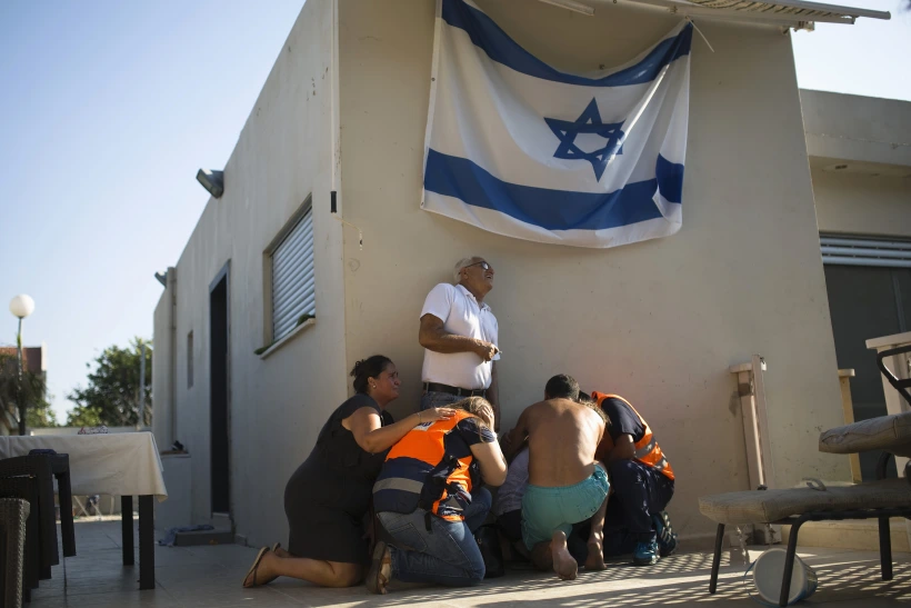 אזרחים מתחבאים בעת אזעקת צבע אדום באשקלון, במבצע צוק איתן