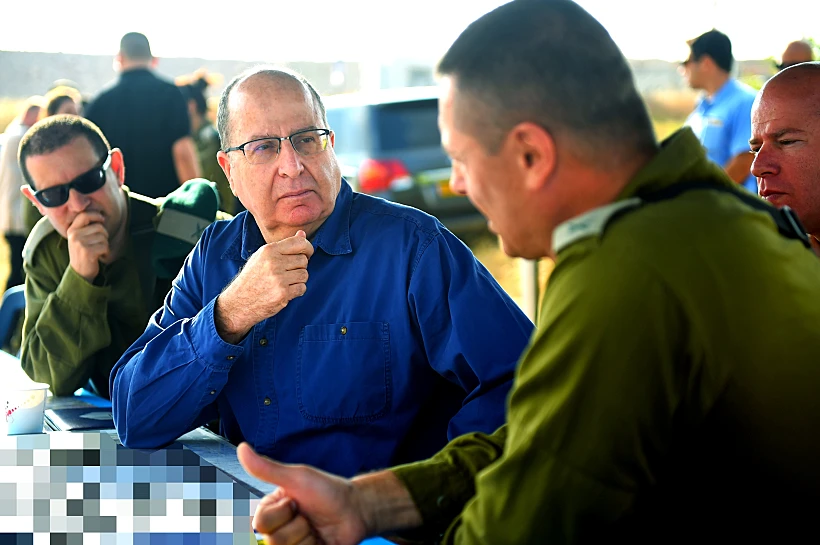 שר הביטחון יעלון בתרגיל חטיבת 7 של השריון