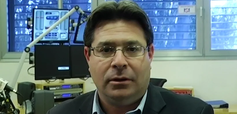 השר אופיר אקוניס