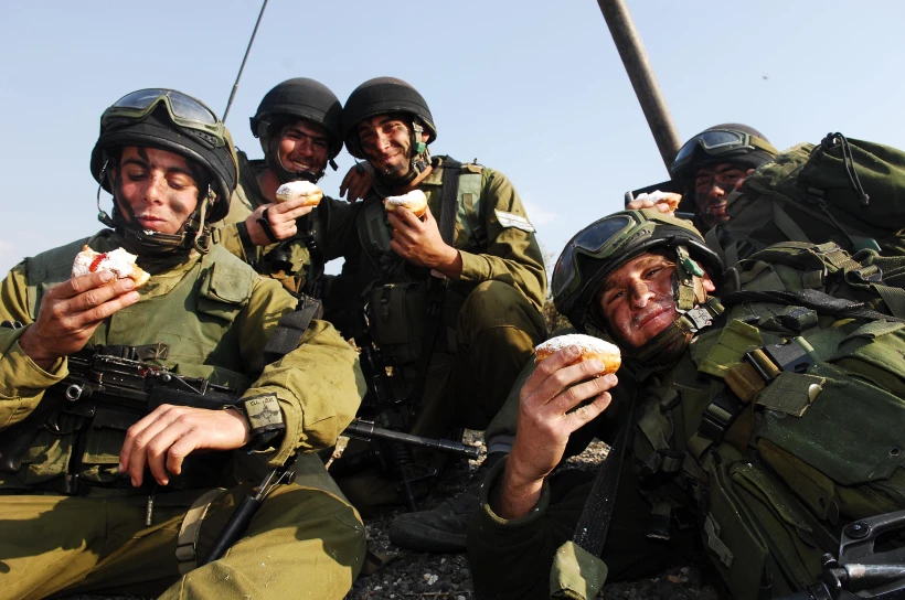 חיילים אוכלים סופגניות