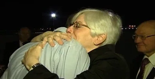 אילן גרפל פוגש את אימו בירידה מהמטוס