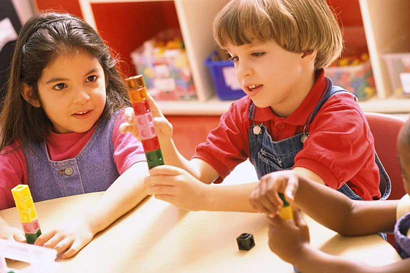 ילדים משחקים בקוביות