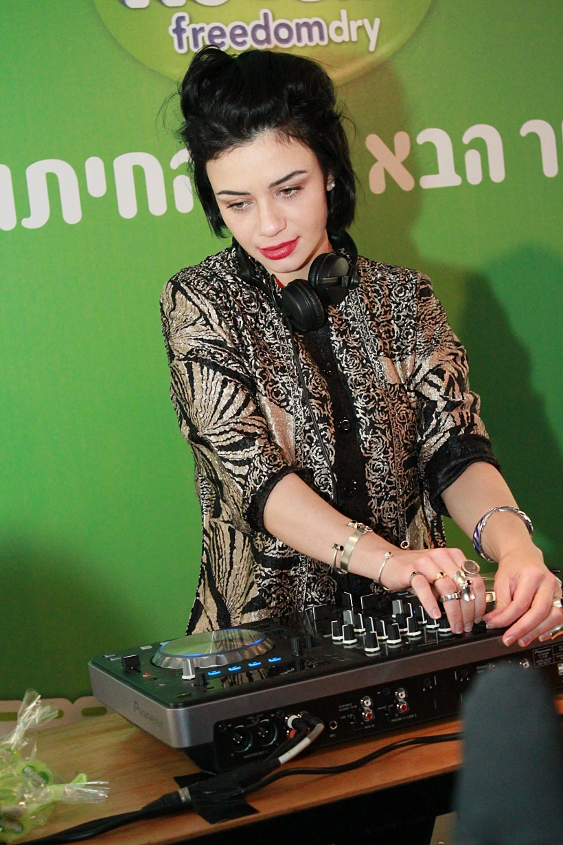 נינט טייב מתקלטת