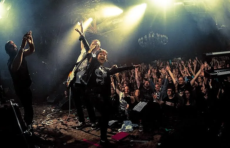 רפובליקה בהופעה בת