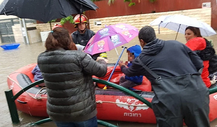 חילוץ ילדים מגן שהוצף ברחובות